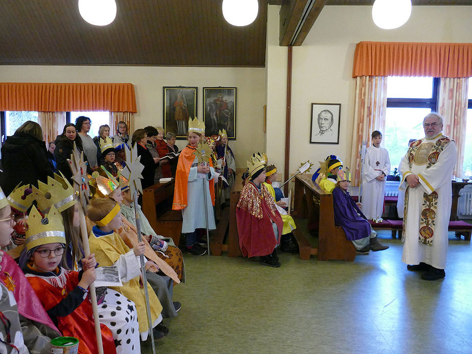 Dreikönigssingen der Sternsinger in Naumburg (Foto: Karl-Franz Thiede)